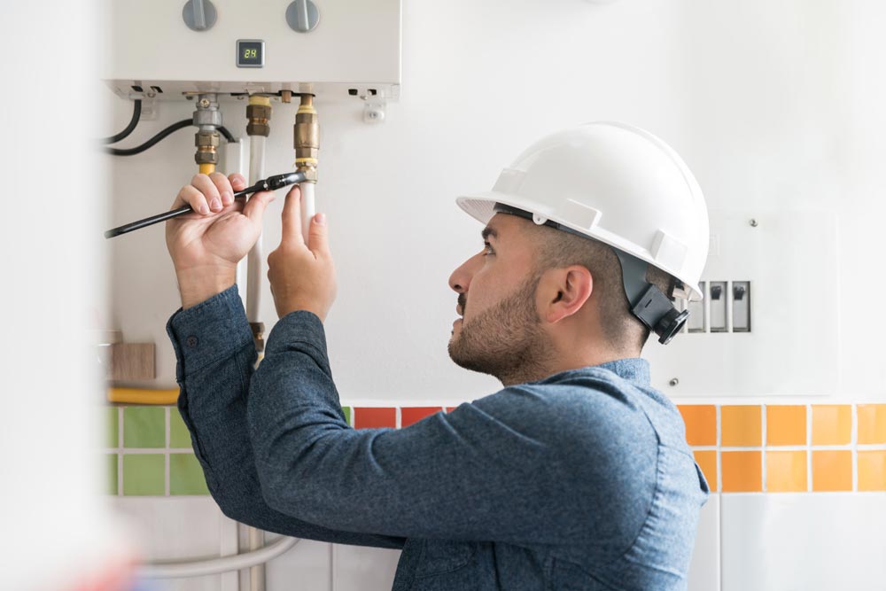 Reparatör installera en naturgaspanna på ett hus